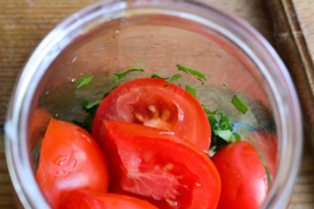 поставете домати в буркани