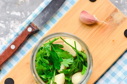 وضع الثوم والبقدونس في جرة