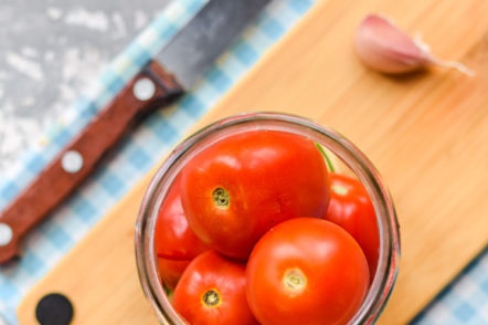 أضف الطماطم