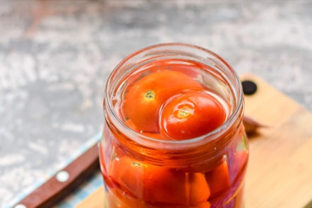 ملء الجرة بالماء المغلي