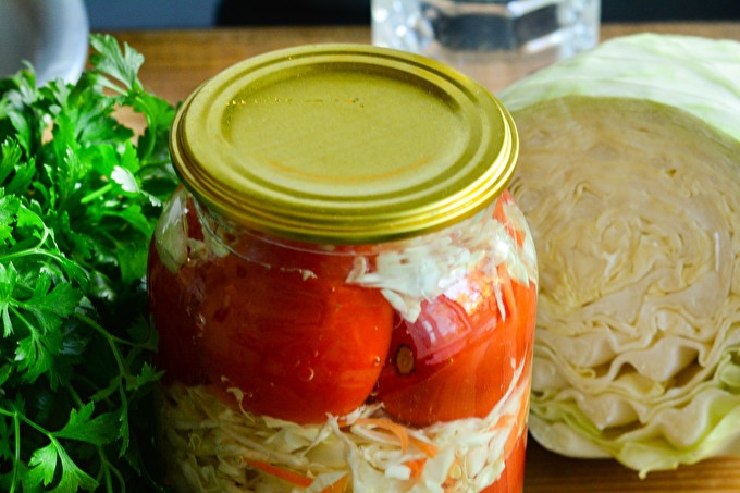 Tomatoes with cabbage for the winter