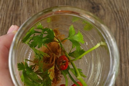 وضع الخضر والتوابل على الجزء السفلي من الجرة