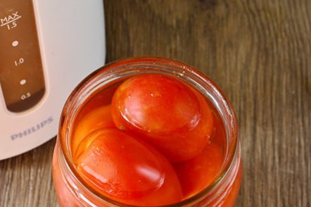 صب الماء المغلي