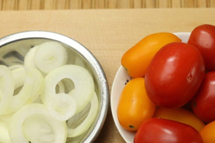 rentar els tomàquets, tallar la ceba