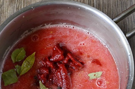 breng het sap op smaak met kruiden