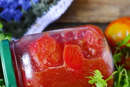 Zeer smakelijke tomaten in hun eigen sap zonder sterilisatie voor de winter