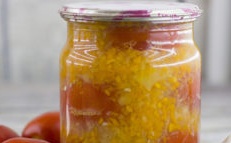 домати в зеленчукова саксия