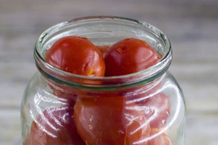 слагаме домати