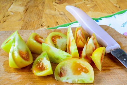 sliced ​​tomatoes