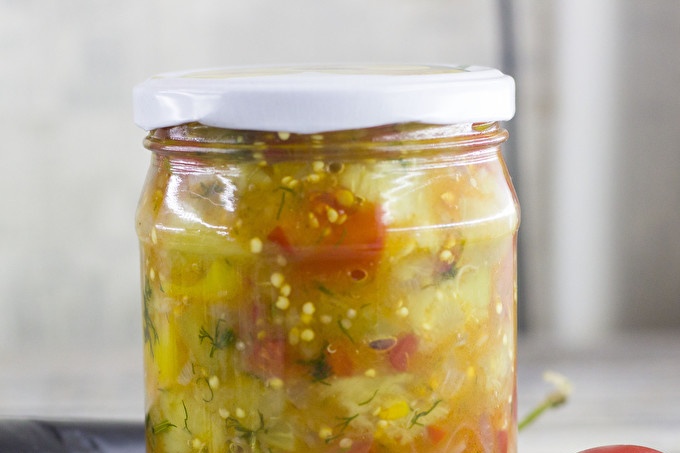 Вкусно събиране на домати и чушки от патладжан