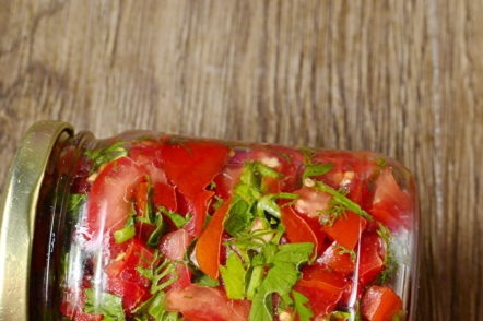 навивайте буркани с дресинг