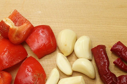 пипер, чесън и аджика