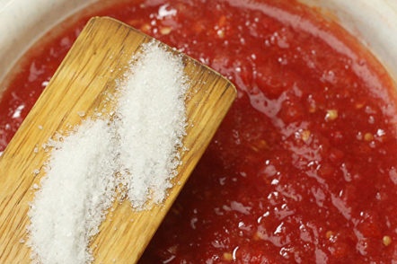 добавете сол и захар