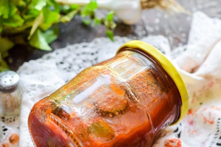 навита буркан със салата