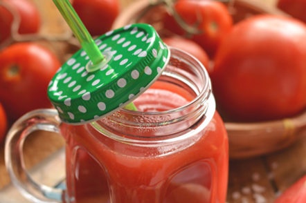 استعداد عصير الطماطم لفصل الشتاء