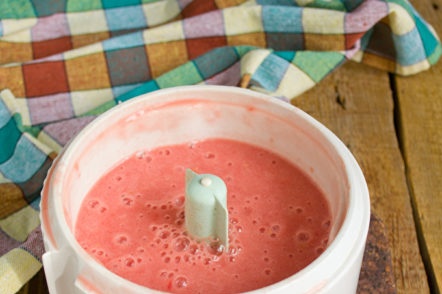 اقطع الطماطم في البطاطا المهروسة