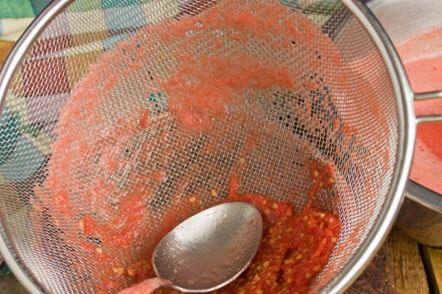 طحن من خلال غربال