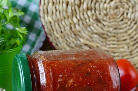 Tomatensaus met basilicum voor de winter, een recept met een foto