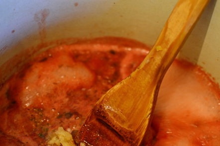 voeg kruiden toe aan de saus