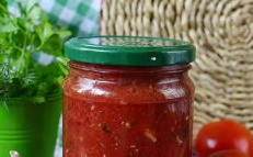 Tomato sauce with basil for the winter