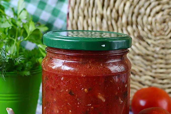 Tomatensaus met basilicum voor de winter