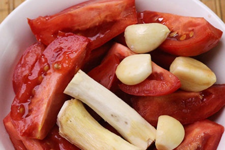 приготвени домати, чесън и хрян