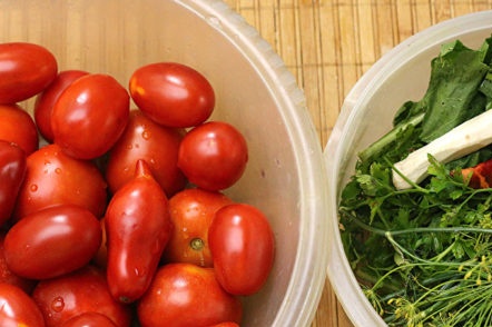 preparation of tomato and greens