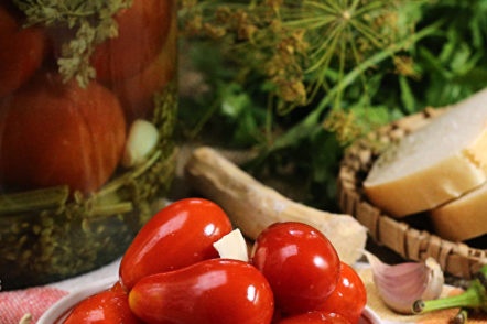 pickled tomatoes in banks