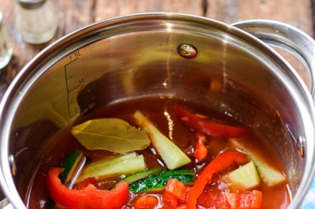 добавете зеленчуци към доматите