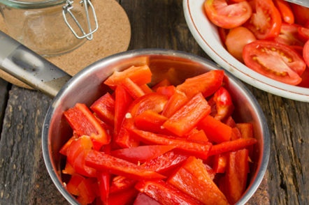 зеленчуци и масло в тенджера