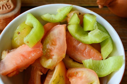 gesneden tomaten en paprika's