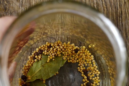 заспиване подправки в буркан