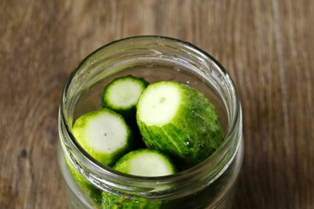 постави краставици в буркана