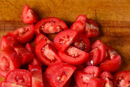 sliced ​​tomatoes