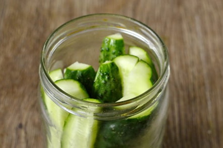 постави краставици в буркана