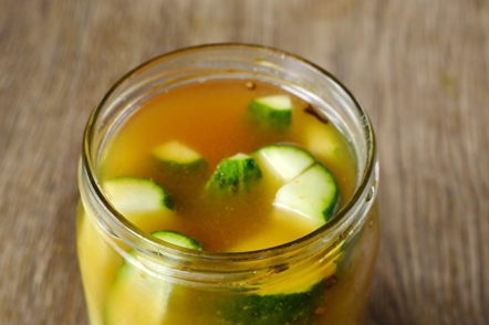 Налейте буркан със сос