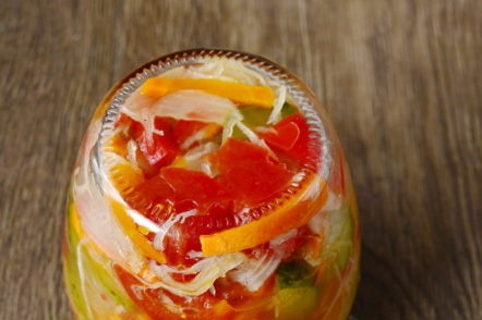 close the salad in jars