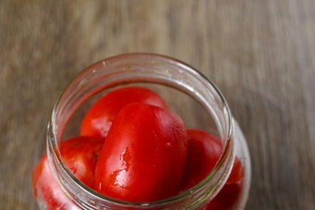 слагаме домати