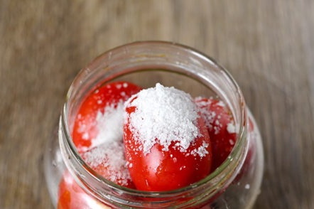 добавете сол и оцет