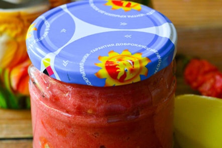 الطماطم الجاهزة في adjika