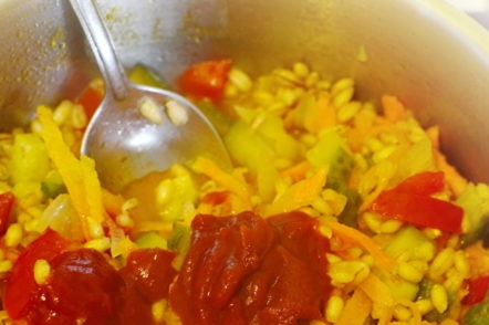 добавете доматено пюре