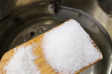 добавете сол и захар