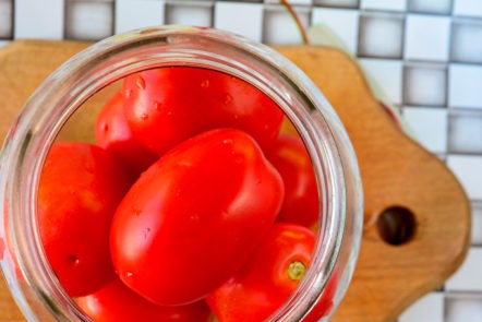 поставете домати в буркан