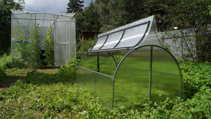 Polycarbonate greenhouses with opening top do it yourself: drawings, photos, reviews
