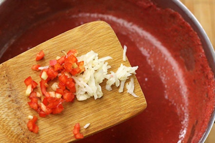 добавете чесън и пипер