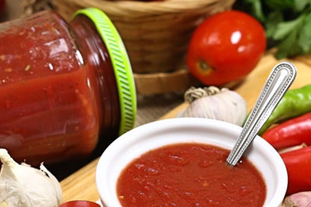 сос от домати и босилек