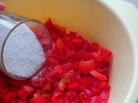 добавете захар към lecho