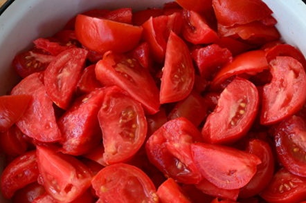 sliced ​​tomatoes