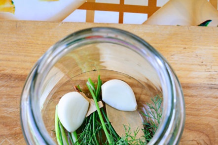 полагане в буркан от зелени и чесън