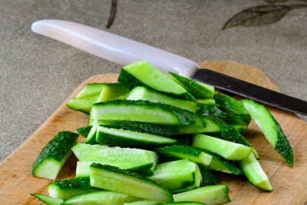 нарязани краставици на барове